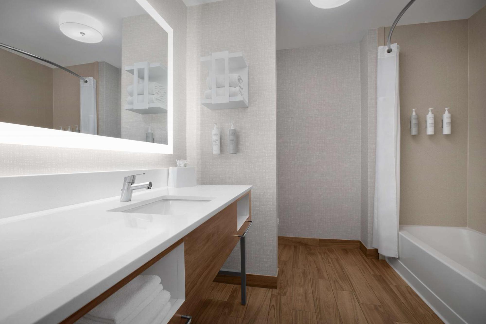 Hampton Inn Yorkville Ngoại thất bức ảnh
