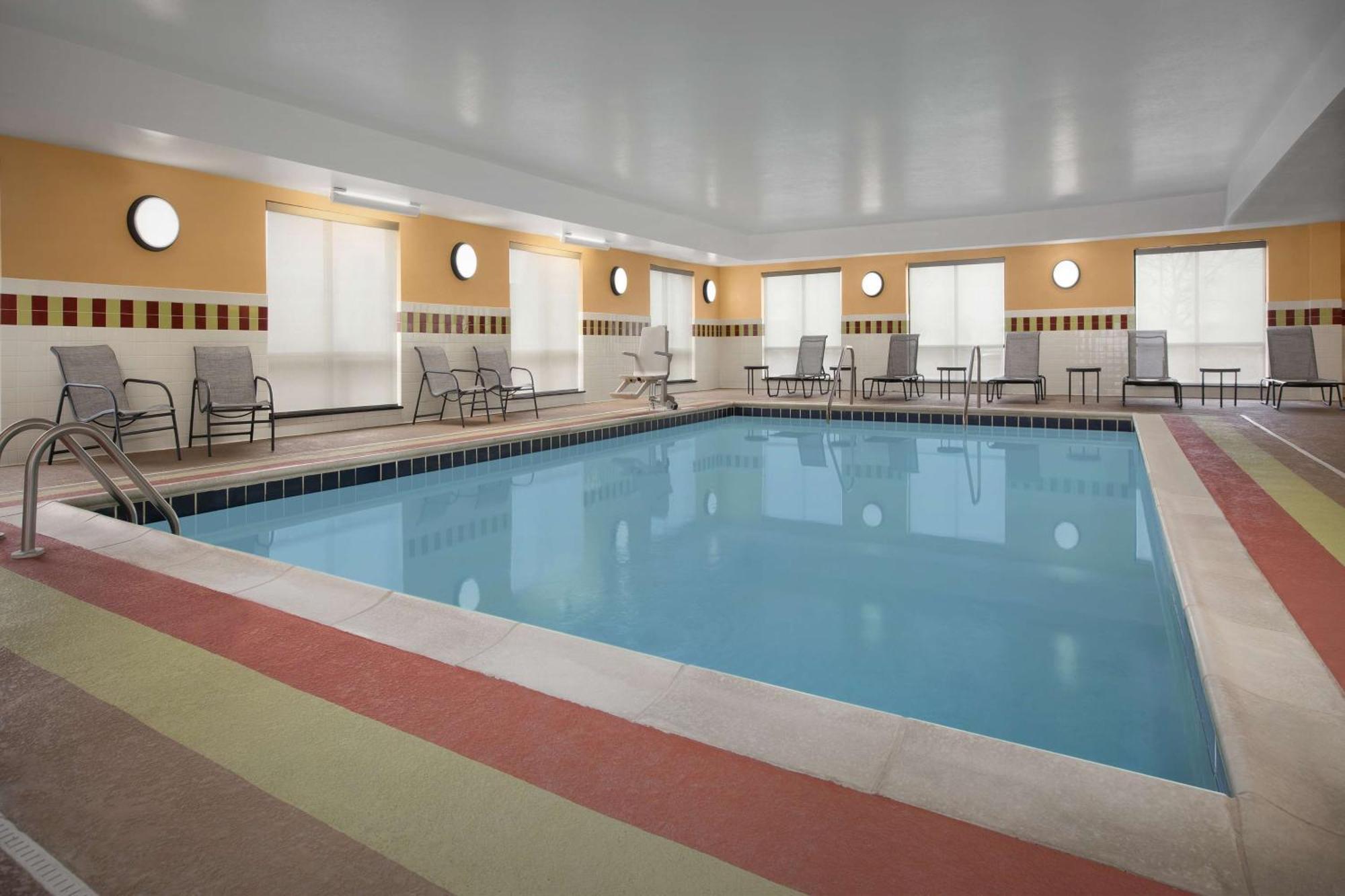 Hampton Inn Yorkville Ngoại thất bức ảnh