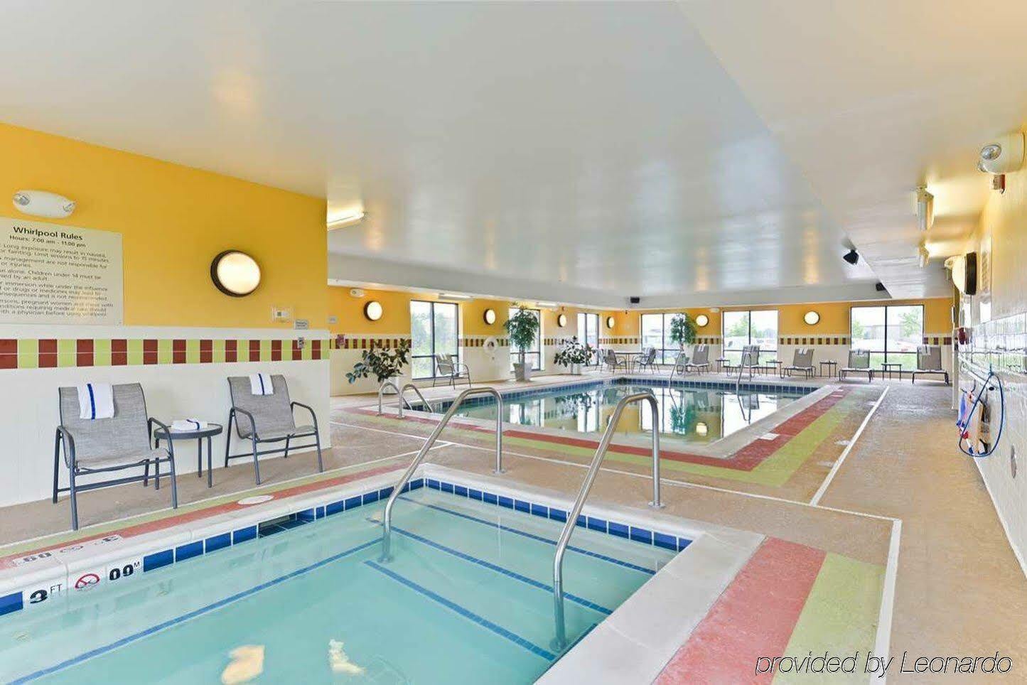 Hampton Inn Yorkville Ngoại thất bức ảnh